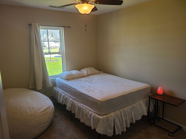 Building Photo - 3 Bedroom, 2 bath home in the Bridgeport C...