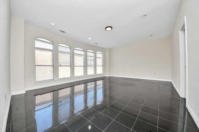 Building Photo - 3014 Chenevert St