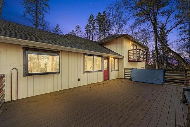 Building Photo - Beautiful 3BR/3BA Home on 1 Acre in Gated ...