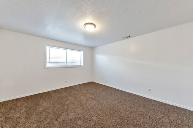 Building Photo - Enormous 4 Bed / 3 Bath Pet Friendly Home ...