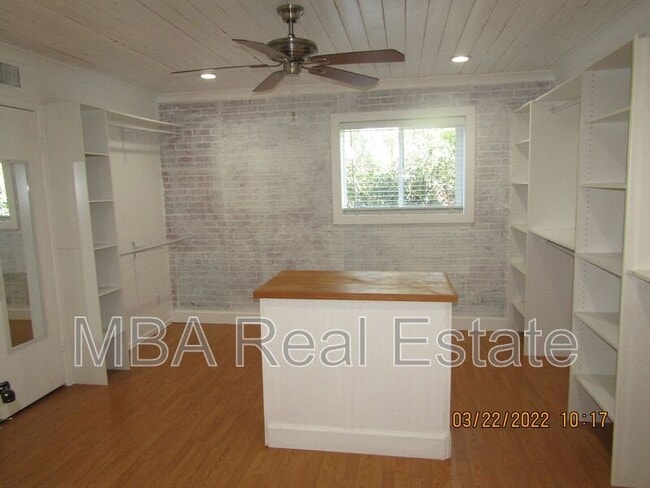 Building Photo - 2802 E Weldon Ave