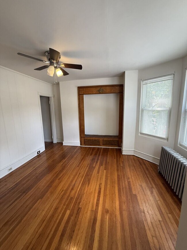 Building Photo - Comfortable 3BR Home Near Transportation – Available Now