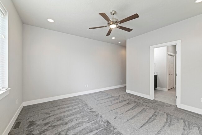 Building Photo - 23 W Arnaz St