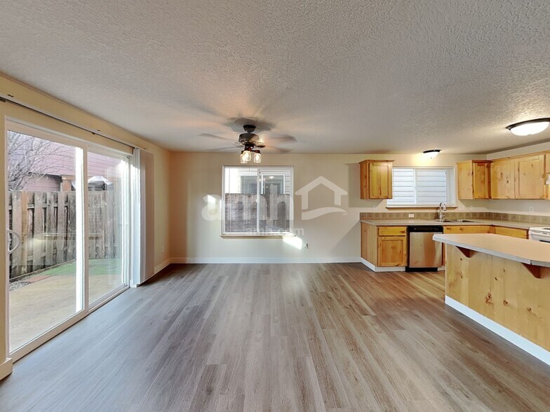 Building Photo - 465 Donna Dr