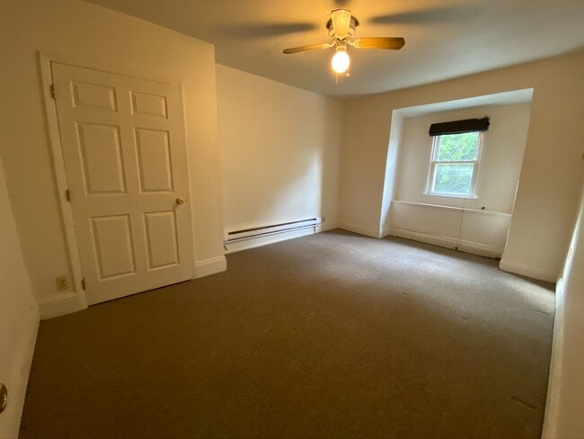 Building Photo - Spacious 1 Bedroom Apartment in South Oakland! Call Today to Schedule an Appointment!