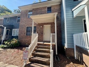 Building Photo - 902 Creekside Dr