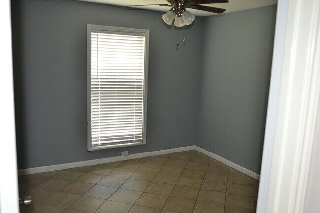 Building Photo - 10538 Long River Dr