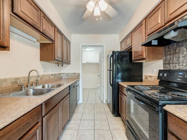 Building Photo - "Charming 3-2 Townhouse Near Shopping, Dining & Entertainment!"