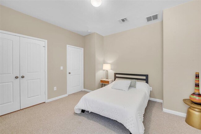 Building Photo - 520 S Meadowlark St