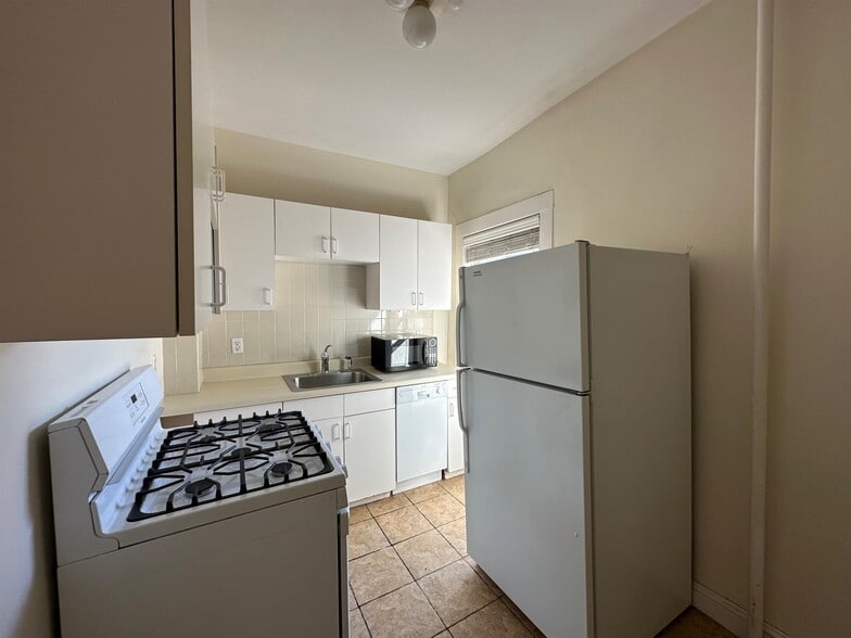 Building Photo - 2 Sacramento St