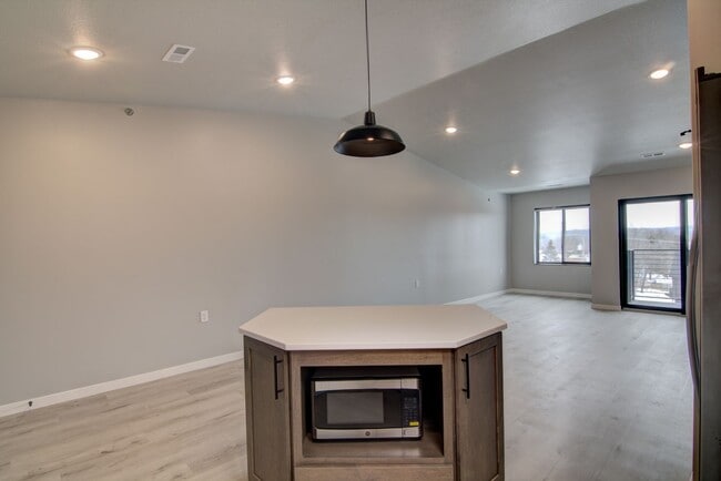 Interior Photo - City Line Heights