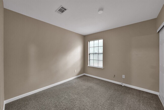 Building Photo - 93 W High Oaks Cir