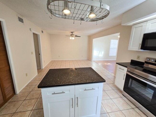 Building Photo - 1232 Woodridge Ct