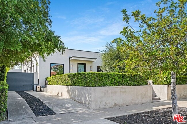 Building Photo - 429 N Lucerne Blvd