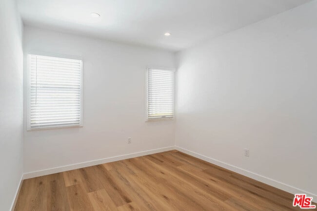 Building Photo - 815 W Glenoaks Blvd