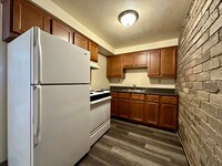 Building Photo - Awesome One Bedroom Apartment! Exposed Bri...