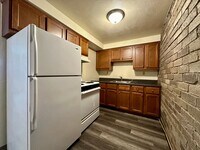 Building Photo - Awesome One Bedroom Apartment! Exposed Bri...