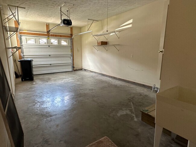 Building Photo - 2066 Honeysuckle Ln