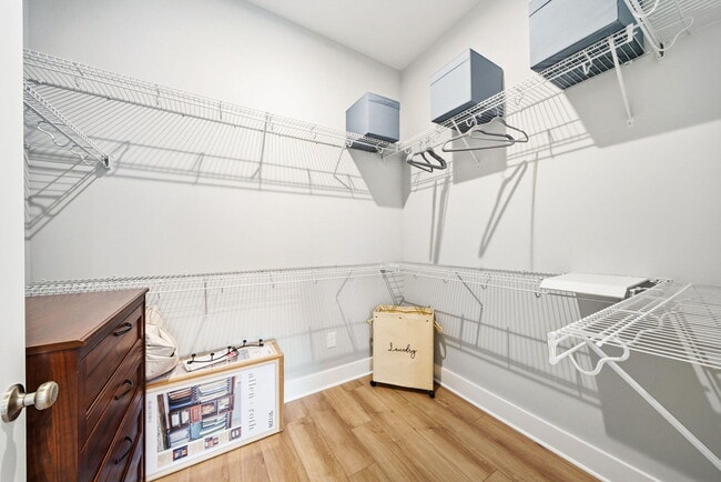 Building Photo - 323 Suwanee Dr