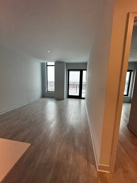 Building Photo - 1025 W Addison St