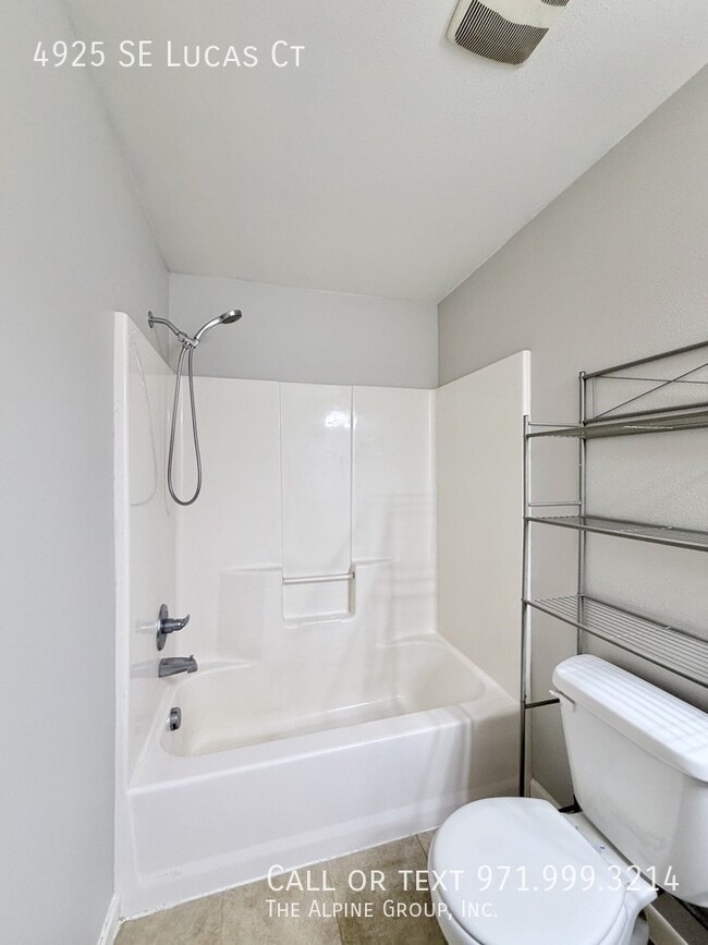 Building Photo - 4925 SE Lucas Ct