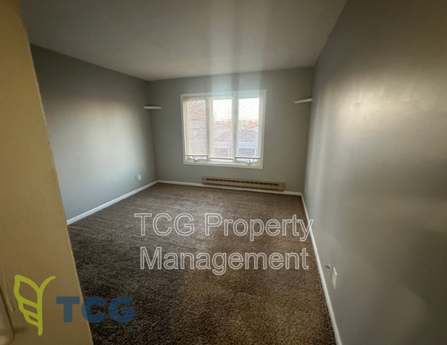 Building Photo - 445 Elm Pl