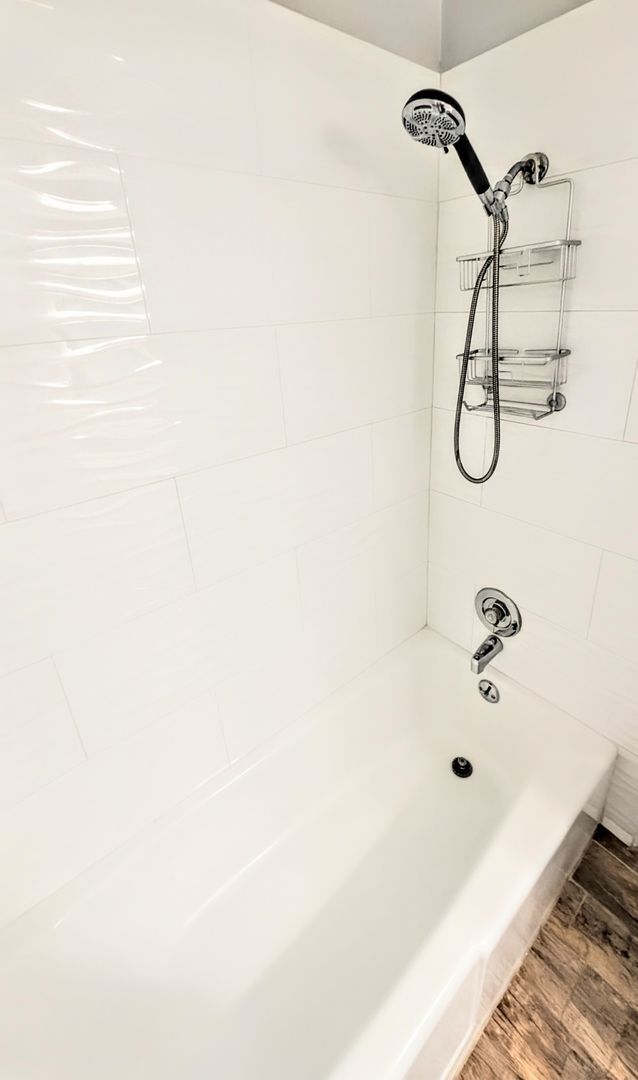 Building Photo - Annual furnished/Seasonal/short term 2 bedroom 1 1/2 bath top floor, renovated condo near Siesta ...