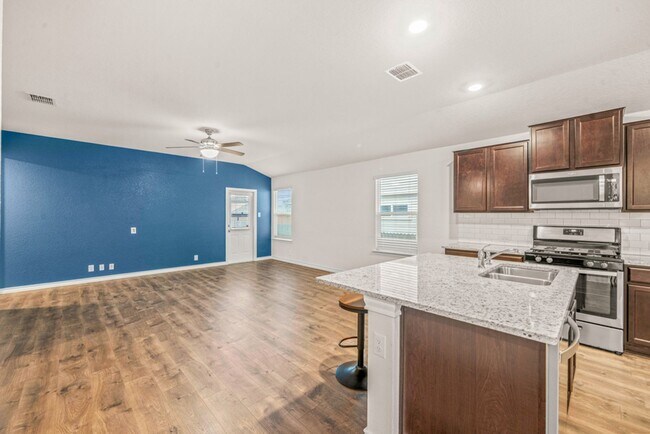 Building Photo - RED BIRD RANCH 3 BED 2 BATH  SINGLE STORY ...