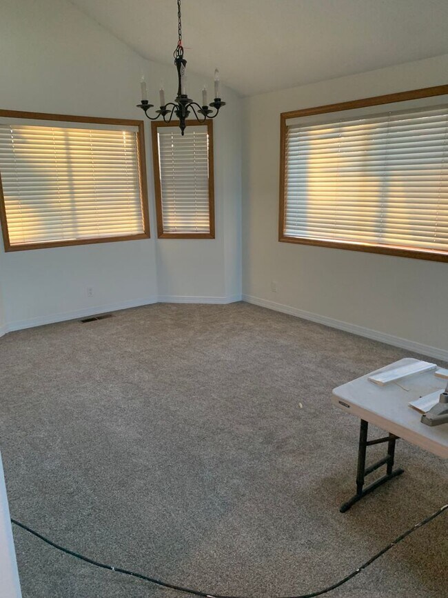 Building Photo - Beautiful 3 Bedroom Home with Garage, Yard...