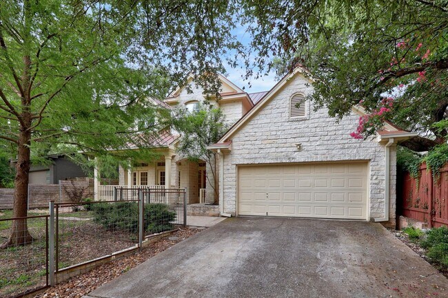 Building Photo - 7 Bed Home for August!