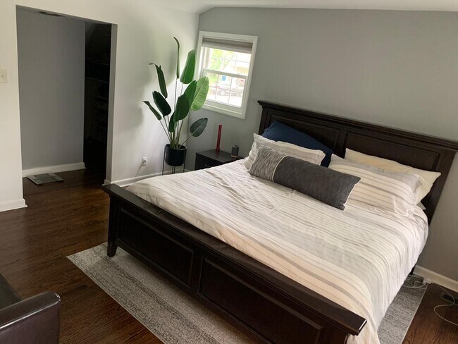 Building Photo - Large House in Cherry Hill East