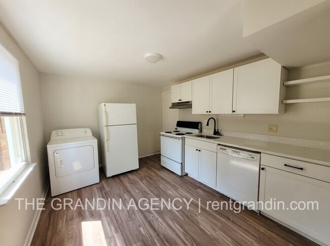 Building Photo - 916 Pyrtle Dr