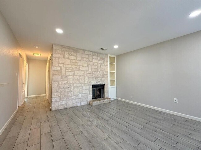 Building Photo - 209 E Noton St