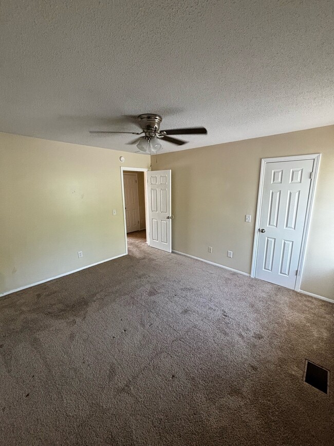 Building Photo - 727 S Main St