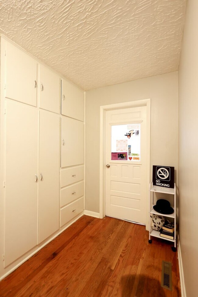 Building Photo - Beautifully Updated 4 bed house w/ fully fenced in yard **