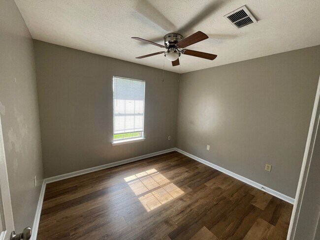 Building Photo - 570 Cherub Ct