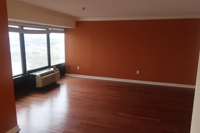 Living room - 300 Riverfront Dr