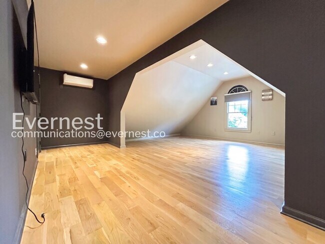 Building Photo - 5 Bed/3.5 Bath Home with Garage /Available Now!