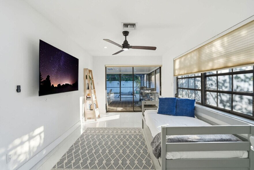 Building Photo - 208 Erie Dr