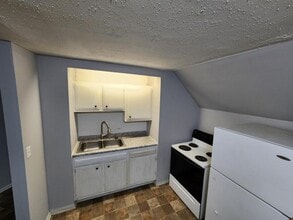 Building Photo - 460 Rose Ln NE