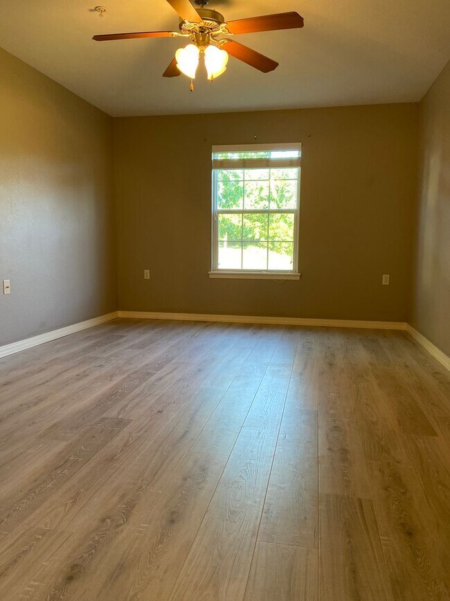 Building Photo - Condominium in FoxPointe