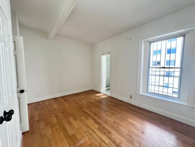 Building Photo - 1413 Hopkins St NW