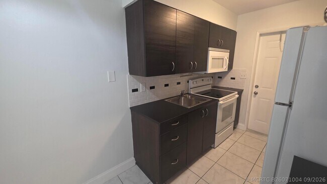 Building Photo - 4421 Poinciana St