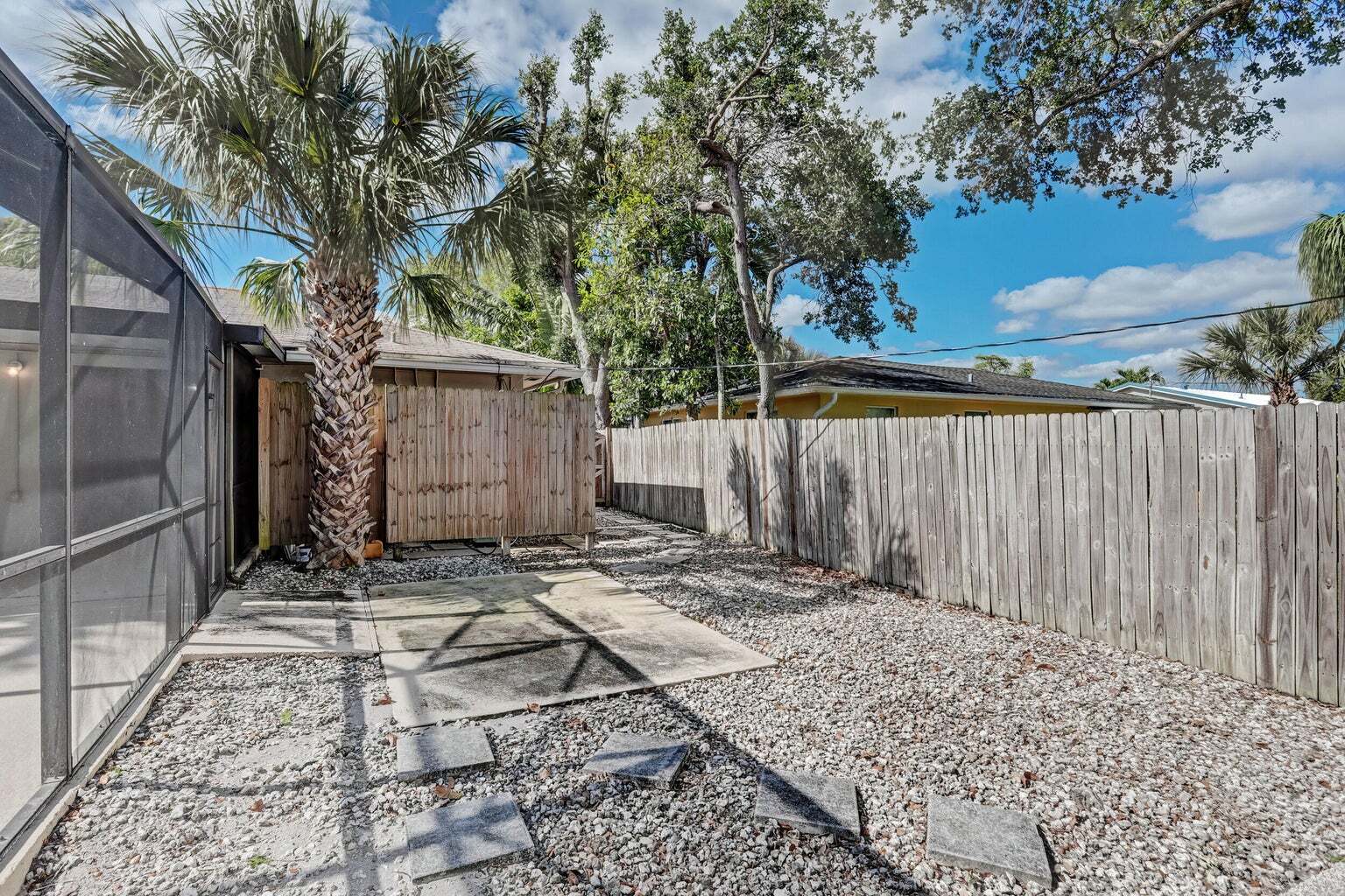 Building Photo - 2545 Venice Dr