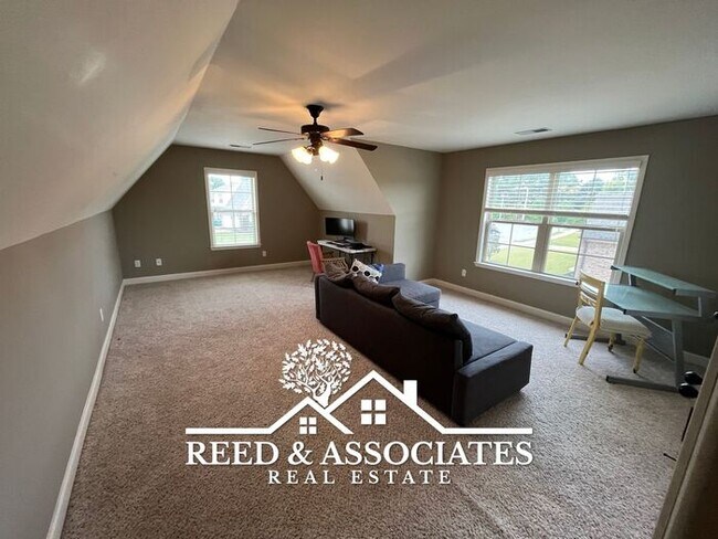 Building Photo - 4 Bedroom Arlington Home with a Lakeside Lot