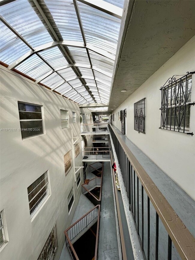 Building Photo - 1035 W 77th St