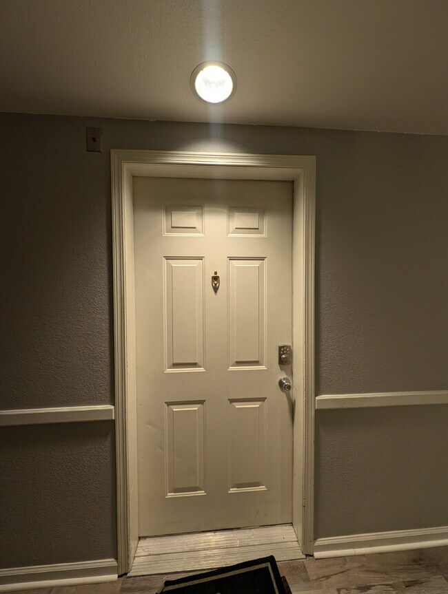 Building Photo - "Charming 2-Bed, 2-Bath Condo in Englewood...