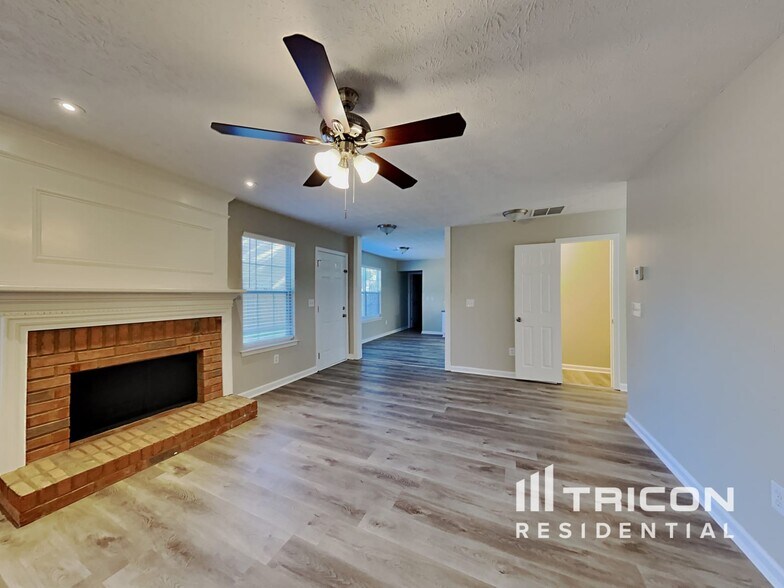 Building Photo - 203 Woodcreek Way