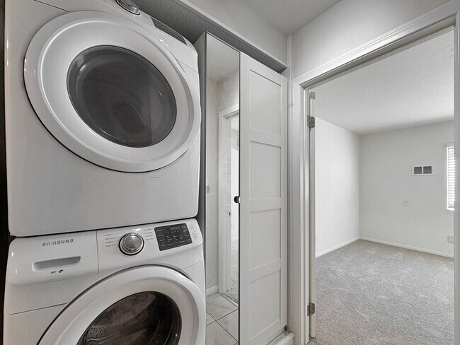 Building Photo - SD: Comfortable 2BD/2BA Condo in Golden Hill with A/C, Reserved Parking & In-Unit Laundry