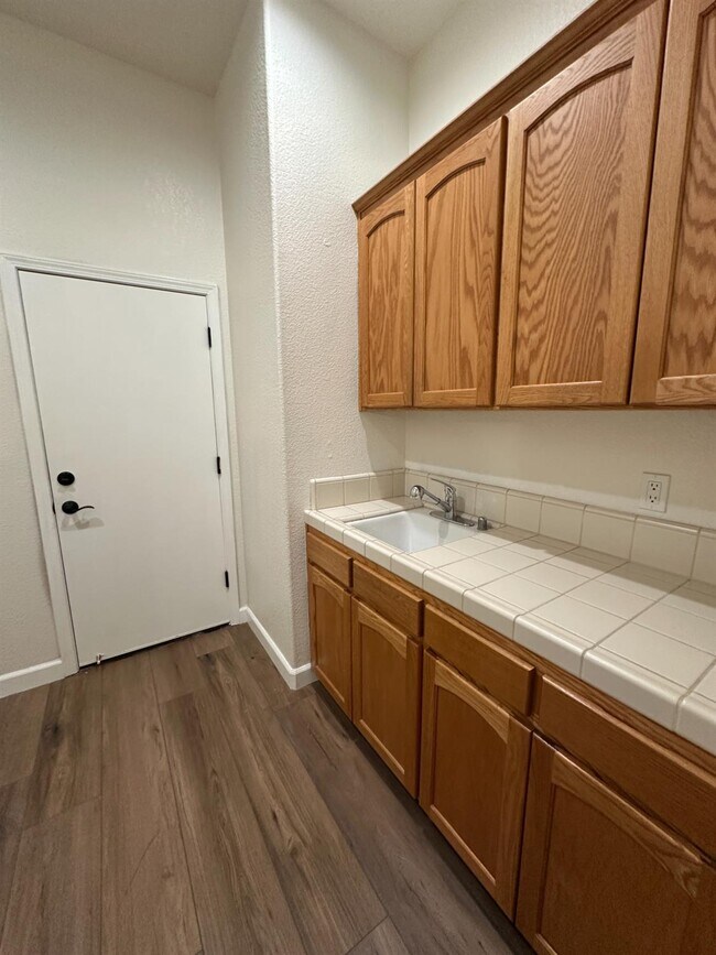 Building Photo - 7026 N Warren Ave